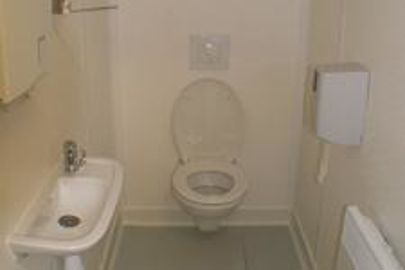 Les sanitaires doivent être conformes aux normes d'hygiène, de sécurité et de bien-être des salariés. (Photo : latoque.fr) Cabinet de toilette dans les locaux professionnels. (Photo : latoque.fr)