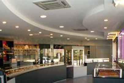 Eclairage en boutique avec des lampes à iodure métallique. (Photo : Latoque.fr) Eclairage en boutique avec des lampes à iodure métallique. (Photo : Latoque.fr)