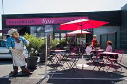 En misant sur des parasols rose vif, la boulangerie Rose augmente la visibilité de sa terrasse et de sa boulangerie (Photo : Boulangerie Rose). Boulangerie avec terrasse. (Photo : latoque.fr) En misant sur des parasols rose vif, la boulangerie Rose augmente la visibilité de sa terrasse et de sa boulangerie (Photo : Boulangerie Rose). Boulangerie avec terrasse. (Photo : latoque.fr)