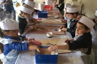A tout âge, mettre la main à la pâte est une expérience enrichissante et pleine de sens, ici à Barbizon (Photo : latoque.fr). Atelier boulangerie avec des enfants (Photo : latoque.fr).