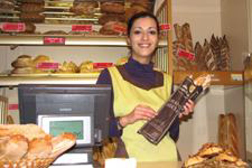 Le sourire, de bons produits... et un argumentaire étudié, telle est la recette d'une vente réussie ! (Photo : latoque.fr) Vendeuse en boulangerie (Photo : latoque.fr)
