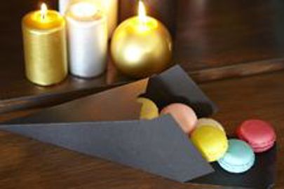 Des macarons en guise de cadeau ? Oui, mais encore plus quand ils sont emballés dans un cornet surprise chic. Ici, la boutique Hop (Photo : latoque.fr). Emballage de la boutique Hop (Photo : latoque.fr).