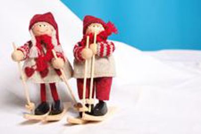 Inutile d'être à la montagne pour créer une vitrine dédiée aux vacances de ski ! Décor boutique sur le thème du ski. (Photo : Latoque.fr) Inutile d'être à la montagne pour créer une vitrine dédiée aux vacances de ski ! Décor boutique sur le thème du ski. (Photo : Latoque.fr)