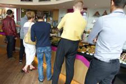 En attendant leur tour, les clients sont concentrés... sur ce que vous avez envie de leur montrer ! (Photo : latoque.fr). Gestion de la file d'attente en boulangerie-pâtisserie (Photo : latoque.fr). En attendant leur tour, les clients sont concentrés... sur ce que vous avez envie de leur montrer ! (Photo : latoque.fr). Gestion de la file d'attente en boulangerie-pâtisserie (Photo : latoque.fr).
