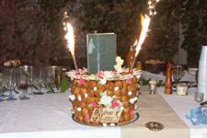 Pièce montée pour fêter la sortie d'un livre. (Photo : latoque.fr) Pièce montée pour fêter la sortie d'un livre. (Photo : latoque.fr)