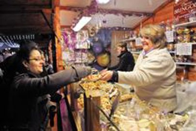 Au marché d'Austerlitz (Strasbourg), les boulangers-pâtissiers profitent d'une mise en avant exceptionnelle. Leur maître mot ? Dégustation ! (Photo : latoque.fr) Marché d'Austerlitz à Strasbourg. (Photo : latoque.fr)