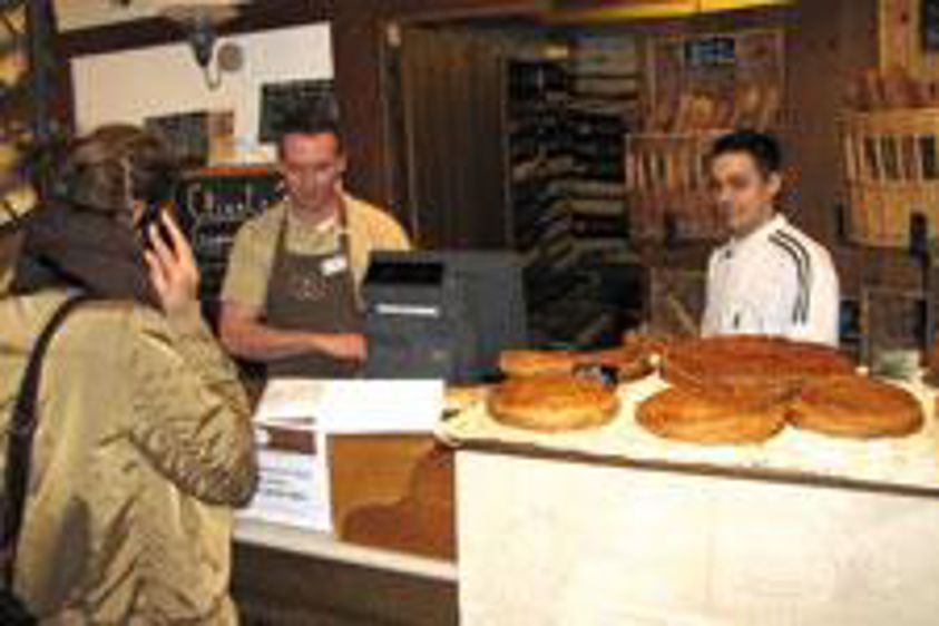 Chez Franck Debieu, boulangers et pâtissiers sont présents en boutique, pour vérifier l'approvisionnement de leur rayon. Magasin Franck Debieu (Image : Latoque.fr)