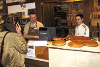 Chez Franck Debieu, boulangers et pâtissiers sont présents en boutique, pour vérifier l'approvisionnement de leur rayon. Magasin Franck Debieu (Image : Latoque.fr) Chez Franck Debieu, boulangers et pâtissiers sont présents en boutique, pour vérifier l'approvisionnement de leur rayon. Magasin Franck Debieu (Image : Latoque.fr)