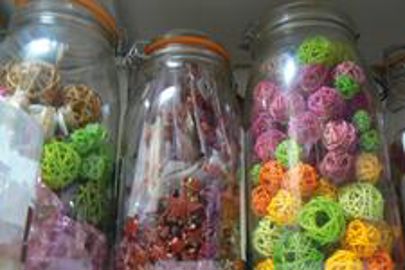 Les petites pièces sont bien visibles quand elles sont stockées dans des bocaux transparents. Articles de décoration (photo : latoque.fr) Les petites pièces sont bien visibles quand elles sont stockées dans des bocaux transparents. Articles de décoration (photo : latoque.fr)