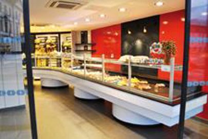 Chez Perrin, à Vagney (88), l'agence A2C a misé sur des petites suspensions décoratives pour valoriser l'ardoise (Photo : Latoque.fr) Agencement de magasin, signé A2C (Photo : Latoque.fr)