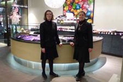 A Metz, Violaine Bourguignon fournit des tailleurs à ses vendeuses (photo), pour refléter les valeurs haut de gamme de son entreprise (Photo : latoque.fr). Tenues de vente en boulangerie-pâtisserie (Photo : latoque.fr).