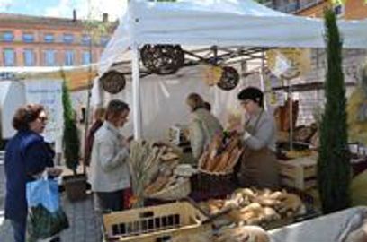 Proposer du pain à la dégustation est un bon moyen de rencontrer les clients, dans des conditions plus détendues qu'en boutique (Photo : latoque.fr). Dégustation de pain sur le marché (photo : latoque.fr).