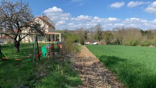 Selon une étude parue dans la revue Building and Environment, 0,2 % de la surface agricole utile (SAU) est située à moins de 10 mètres de bâtiments résidentiels. Cela représente 57 644 ha à l'échelle de la France, dont la majorité sont des prairies. Selon une étude parue dans la revue Building and Environment, 0,2 % de la surface agricole utile (SAU) est située à moins de 10 mètres de bâtiments résidentiels. Cela représente 57 644 ha à l'échelle de la France, dont la majorité sont des prairies.