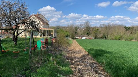 Selon une étude parue dans la revue Building and Environment, 0,2 % de la surface agricole utile (SAU) est située à moins de 10 mètres de bâtiments résidentiels. Cela représente 57 644 ha à l'échelle de la France, dont la majorité sont des prairies. Selon une étude parue dans la revue Building and Environment, 0,2 % de la surface agricole utile (SAU) est située à moins de 10 mètres de bâtiments résidentiels. Cela représente 57 644 ha à l'échelle de la France, dont la majorité sont des prairies.