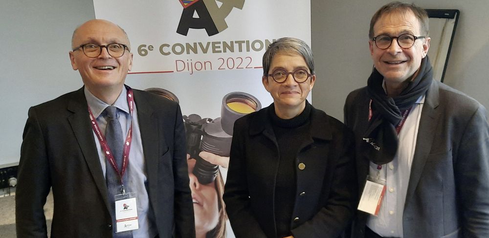 Cécile Détang-Dessendre, économiste à l'Inrae, intervenait lors d’une conférence organisée par le groupement d’experts-comptables et d'avocats AGIRAGRI, représenté sur la photo par deux de ses cogérants : Eric Quineau (à gauche) et Jean-François Bouvet (à droite).