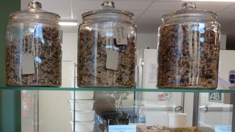 Un granola maison peut être proposé en compléments de gamme (ci-dessus, la boulangerie Panem Circus, à Vaugneray, dans le Rhône).