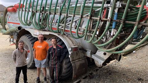 Vers la fin des buses palette. Selon Jean-François Gahéry (au centre), elles vivent leurs dernières années. Avec l’achat de la rampe à pendillards, la Cuma de la Varenne (53), dont il est le président, y est déjà préparée. L’investisse­ment conforte l’emploi de Jordan Lesage (à droite). Quentin Piednoir (à gauche), salarié de la Cuma de désilage voisine, vient en renfort si besoin est.