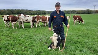 Nicolas Blanc et Ixos. Le travail avec un chien de troupeau est une histoire d’interaction entre l’éleveur, le chien et les animaux. Faire plaisir à son maître est l’une des principales motivations du chien. « Il faut savoir le récompenser. »A. brÉhier Nicolas Blanc et Ixos. Le travail avec un chien de troupeau est une histoire d’interaction entre l’éleveur, le chien et les animaux. Faire plaisir à son maître est l’une des principales motivations du chien. « Il faut savoir le récompenser. »A. brÉhier