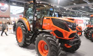 Kioti commence le remplacement de sa gamme en introduisant 3 tracteurs de 90, 100 et 120 ch. Ils seront complétés fin 2023 par un modèle de 130 ch et un de 140 ch. Kioti commence le remplacement de sa gamme en introduisant 3 tracteurs de 90, 100 et 120 ch. Ils seront complétés fin 2023 par un modèle de 130 ch et un de 140 ch.