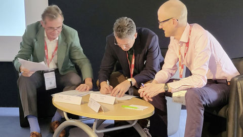 Signature, au Salon du végétal 2022 à Angers (49), du renouvellement de la convention triennale entre Excellence végétale et MPS 
De gauche à droite : Pierre de Prémare, président de la pépinière Domaine de Chapelan (69), président de MPS France et président de la section Plante bleue d’Excellence végétale au titre de son entreprise, Daan de Vries, directeur général de MPS aux Pays-Bas), et Michel Nicou, directeur général de Hortival diffusion (49) et président d’Excellence végétale. Signature, au Salon du végétal 2022 à Angers (49), du renouvellement de la convention triennale entre Excellence végétale et MPS 
De gauche à droite : Pierre de Prémare, président de la pépinière Domaine de Chapelan (69), président de MPS France et président de la section Plante bleue d’Excellence végétale au titre de son entreprise, Daan de Vries, directeur général de MPS aux Pays-Bas), et Michel Nicou, directeur général de Hortival diffusion (49) et président d’Excellence végétale.