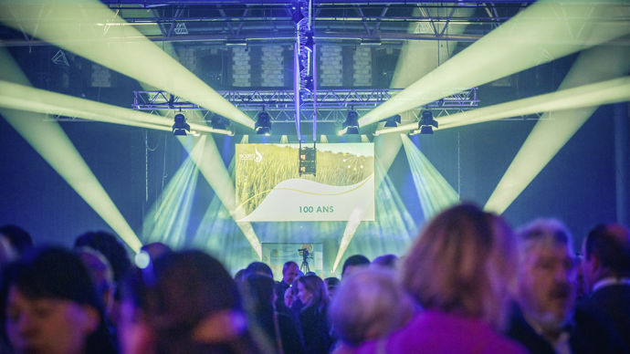 Le 9 décembre, dans la grande salle Espace Argence à Troyes, la Scara a fêté ses 100 ans. La coopérative se fixe comme objectif pour les 100 ans à venir de continuer à nourrir la planète, avec le souci de la préserver. Au programme des festivités : quelques discours, un bon buffet et… jonglage !