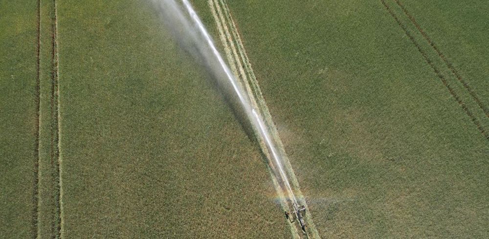 L'agence de l'eau Loire-Bretagne répond aux arguments des militants "anti-bassines" qui dénoncent le financement public des réserves d'eau.
