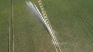 L'agence de l'eau Loire-Bretagne répond aux arguments des militants "anti-bassines" qui dénoncent le financement public des réserves d'eau. L'agence de l'eau Loire-Bretagne répond aux arguments des militants "anti-bassines" qui dénoncent le financement public des réserves d'eau.