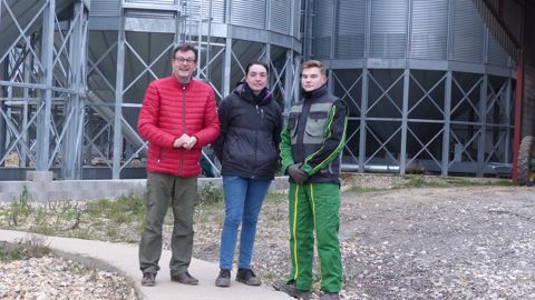 De gauche à droite : Gilles Billon, cogérant, Amélie, responsable de silo, et Clément, stagiaire (Guillaume Billon et Vincent, salarié, étant absent ce jour-là). De gauche à droite : Gilles Billon, cogérant, Amélie, responsable de silo, et Clément, stagiaire (Guillaume Billon et Vincent, salarié, étant absent ce jour-là).
