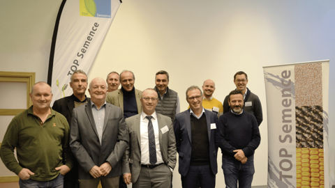 Yves Courbis, président de Top Semence (au premier rang, 2e en partant de la gauche), et Didier Nury, DG (à sa gauche), entourés des membres sociétaires et de leurs directeurs : « il est primordial que les pouvoirs publics soient moteurs pour aider la filière semence française. »