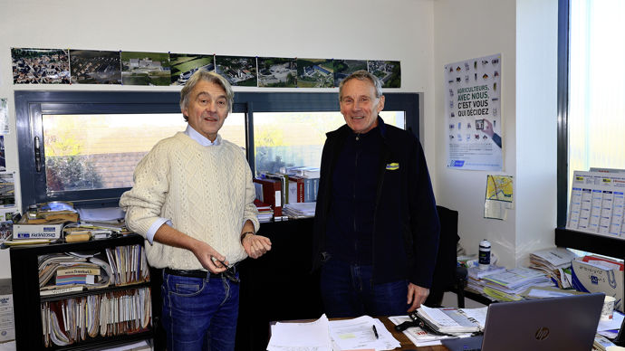 « Nos principaux clients industriels sont les fabricants d’aliments pour animaux du département, dont Alifel qui, pour sa filière des volailles de Loué, demande une traçabilité garantissant l’origine locale des céréales », souligne Jean-Pascal Maudet (à dr.), directeur général, qui codirige la société avec son frère Bertrand en charge de tout le côté appros.