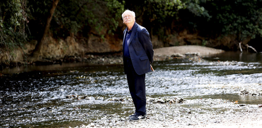 À travers le portrait de trente-trois grands fleuves du monde, Erik Orsenna donne à s’interroger sur la gestion de l’eau par nos sociétés.