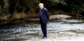 À travers le portrait de trente-trois grands fleuves du monde, Erik Orsenna donne à s’interroger sur la gestion de l’eau par nos sociétés. À travers le portrait de trente-trois grands fleuves du monde, Erik Orsenna donne à s’interroger sur la gestion de l’eau par nos sociétés.
