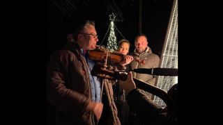 Christian Peyronny, un agriculteur, a créé un espace de "don et de rencontre" lors d'une vente de soupe aux champignons sur son exploitation, au profit des banques alimentaires. Christian Peyronny, un agriculteur, a créé un espace de "don et de rencontre" lors d'une vente de soupe aux champignons sur son exploitation, au profit des banques alimentaires.