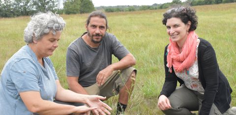 Au début de septembre, la prairie de Philippe Plantureux était bien verte par rapport à d’autres. Philippe Plantureux a fait le point avec Blandine Grillon, botaniste (à gauche), et Clémence Vermot-Fèvre, chargée de mission à l’Adar-Civam sur les espèces présentes. Au début de septembre, la prairie de Philippe Plantureux était bien verte par rapport à d’autres. Philippe Plantureux a fait le point avec Blandine Grillon, botaniste (à gauche), et Clémence Vermot-Fèvre, chargée de mission à l’Adar-Civam sur les espèces présentes.