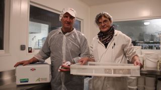 Hubert Hottier, agriculteur à Neufchef et Sabine Danis, fromagère. A gauche, la glacière qui fait partie du kit sanitaire. Hubert Hottier, agriculteur à Neufchef et Sabine Danis, fromagère. A gauche, la glacière qui fait partie du kit sanitaire.