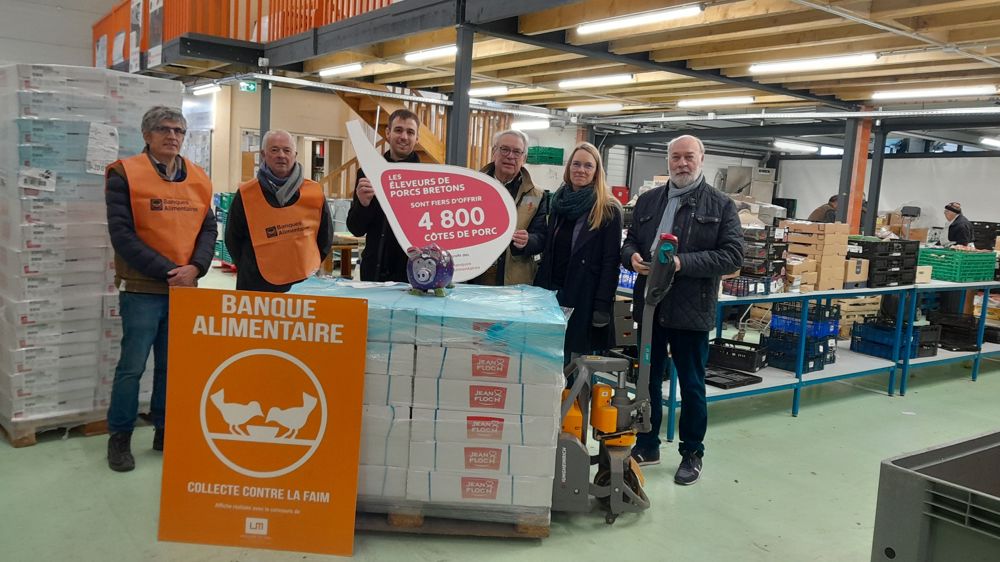 Les éleveurs de porcs bretons ont offert des côtes de porc aux Banques Alimentaires de Bretagne.