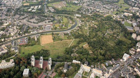 La ville de Rennes s'est donnée l'objectif d'une canopée couvrant 30 % de son territoire. 30000 arbres vont être plantés durant la mandature actuelle et un gros travail est mené sur la préservation du patrimoine existant. La ville de Rennes s'est donnée l'objectif d'une canopée couvrant 30 % de son territoire. 30000 arbres vont être plantés durant la mandature actuelle et un gros travail est mené sur la préservation du patrimoine existant.