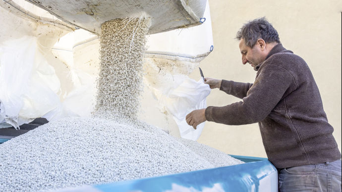 Même si le recours aux engrais a diminué en volume de 16,6 % en 2022, la hausse des prix de 78,4 % a fait progresser les achats en valeur de 48,8 %, selon l’Insee.