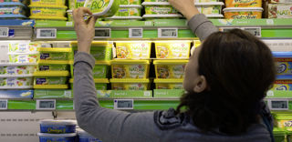 Plus de 70 % des Français déclarent ne pas faire confiance aux pouvoirs publics, aux marques et aux médias pour les informer sur l'offre alimentaire. Plus de 70 % des Français déclarent ne pas faire confiance aux pouvoirs publics, aux marques et aux médias pour les informer sur l'offre alimentaire.