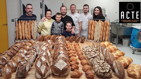 Yannis Buet (à G.) lors de la formation avec la boulangerie 'Les Saveurs de Robin' (cliente de la Minoterie Girardeau). Yannis Buet (à G.) lors de la formation avec la boulangerie 'Les Saveurs de Robin' (cliente de la Minoterie Girardeau).
