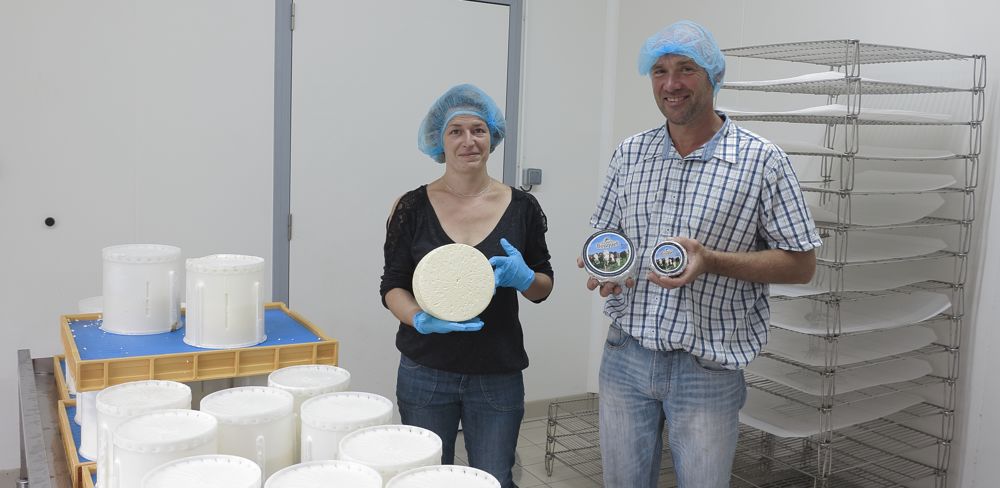 Aurélie et Vincent Bouquet misent sur le bleu et produisent deux formats de 280 grammes et 800 grammes sous leur marque Petit Bouquet, ainsi qu'un format de 2,5 kg en AOP Bleu des causses fermier.