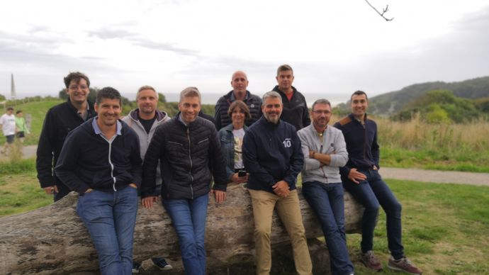 La 21e promotion Agromanager, qui sera diplômée courant 2023, pose sur une plage normande du Débarquement lors d'un module organisé à la coopérative de Creully.