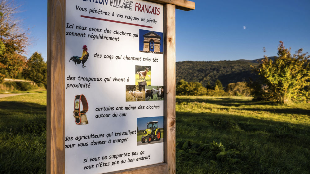 Certains maires partent en croisade pour une meilleure acceptation des bruits et des odeurs de la campagne en plantant des panneaux sur les bords de route.