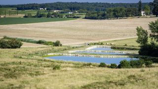 Le ministre de la Transition écologique convient qu'il "n'y a pas d'agriculture sans eau et il serait hypocrite de fixer trop de restrictions à l'agriculture française, ce qui nous pousserait à importer". Le ministre de la Transition écologique convient qu'il "n'y a pas d'agriculture sans eau et il serait hypocrite de fixer trop de restrictions à l'agriculture française, ce qui nous pousserait à importer".