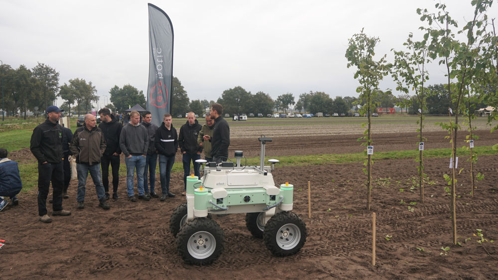 Le robot en démonstration dans une pépinière.