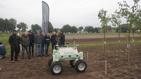 Le robot en démonstration dans une pépinière. Le robot en démonstration dans une pépinière.