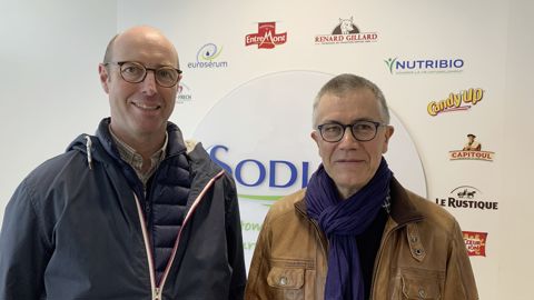 Damien Lacombe (à droite), président de Sodiaal, et Olivier Gaffet, vice-président, annoncent la fin des prix et volumes différenciés pour avril 2023. Damien Lacombe (à droite), président de Sodiaal, et Olivier Gaffet, vice-président, annoncent la fin des prix et volumes différenciés pour avril 2023.