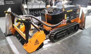 L'automoteur sur chenille radiocommandée RCU-55 fabriqué par FAE est animé par un moteur Kohler 56 ch. Ce dernier est aux normes stage V. L'automoteur sur chenille radiocommandée RCU-55 fabriqué par FAE est animé par un moteur Kohler 56 ch. Ce dernier est aux normes stage V.