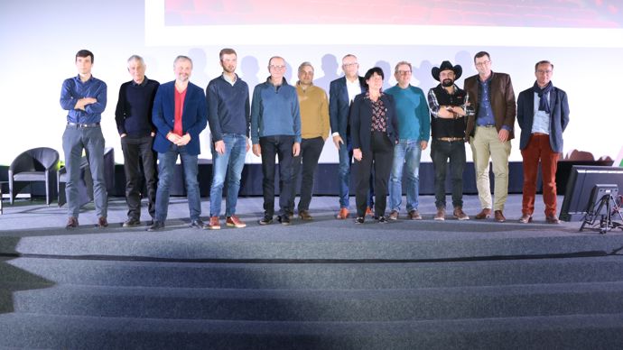 Des chercheurs, climatologues et agriculteurs sont intervenus à la journée AgroForum d’Agora, aux côtés d’Agnès Duwer, DG de la coopérative (5e en partant de la dr.), et Thierry Dupont, président (2e en partant de la dr.).