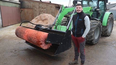 Thomas Lemercier, magasinier en concession, a déjà construit trois balayeuses pour ses proches, dont la ferme familiale. Thomas Lemercier, magasinier en concession, a déjà construit trois balayeuses pour ses proches, dont la ferme familiale.